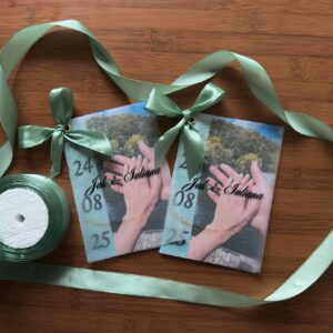 Invitație cu foaie de calc și capsa centrală – opțiuni fundă sau plic