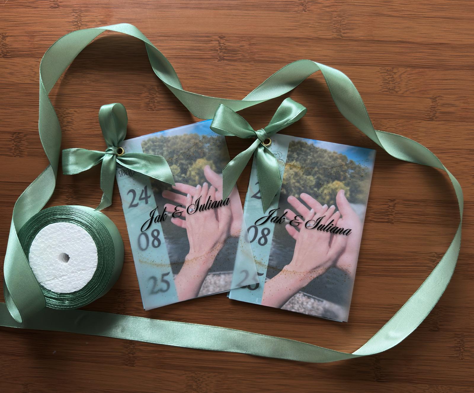 Invitație cu foaie de calc și capsa centrală – opțiuni fundă sau plic