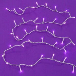 Șir de luminițe LED violet cu cablu alb, dispuse pe un fundal violet.