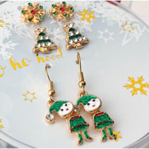 Cercei cu două figurine de copii îmbrăcați în haine de Crăciun și cercei cu brăduți de Crăciun.
