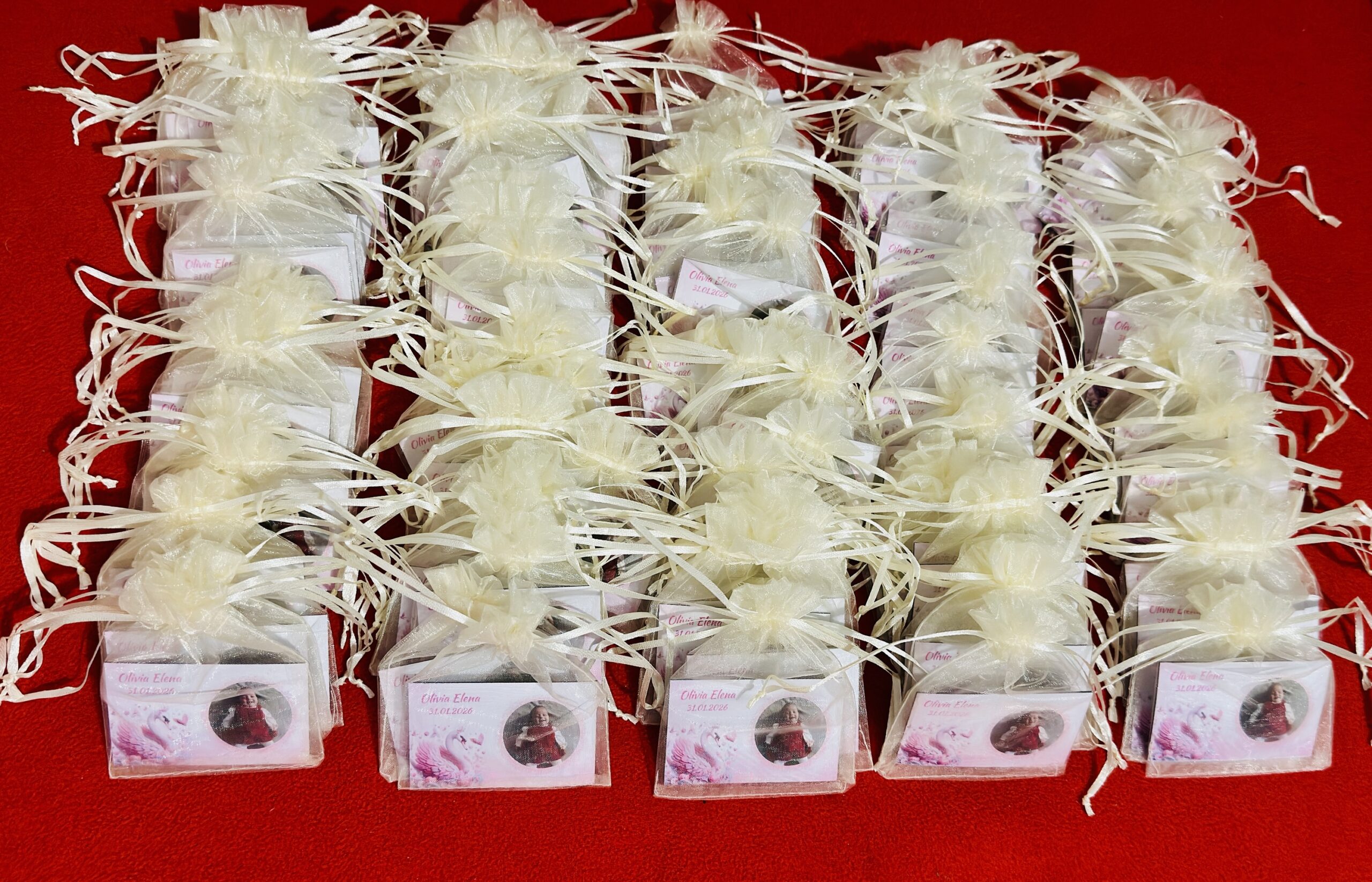 Magneți personalizați pentru botez și nuntă – mărturii cu poză și text